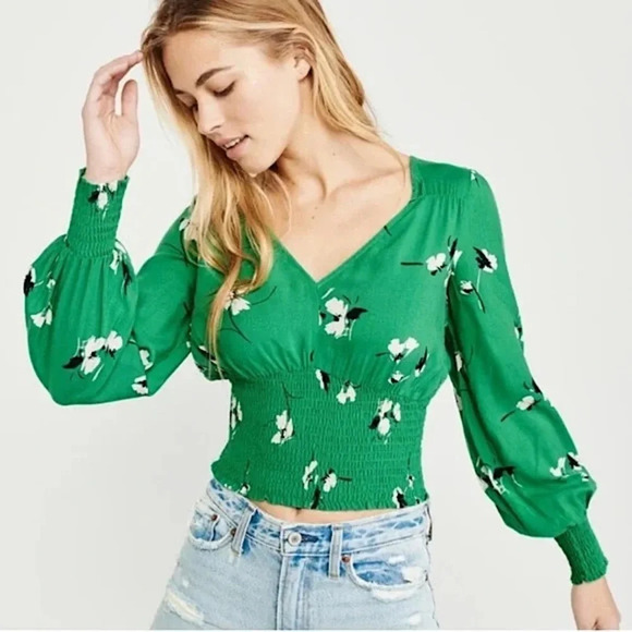 Abercrombie & Fitch Smocked Waist Floral Cropped Blouse in Green Size XS - Picture 1 of 12